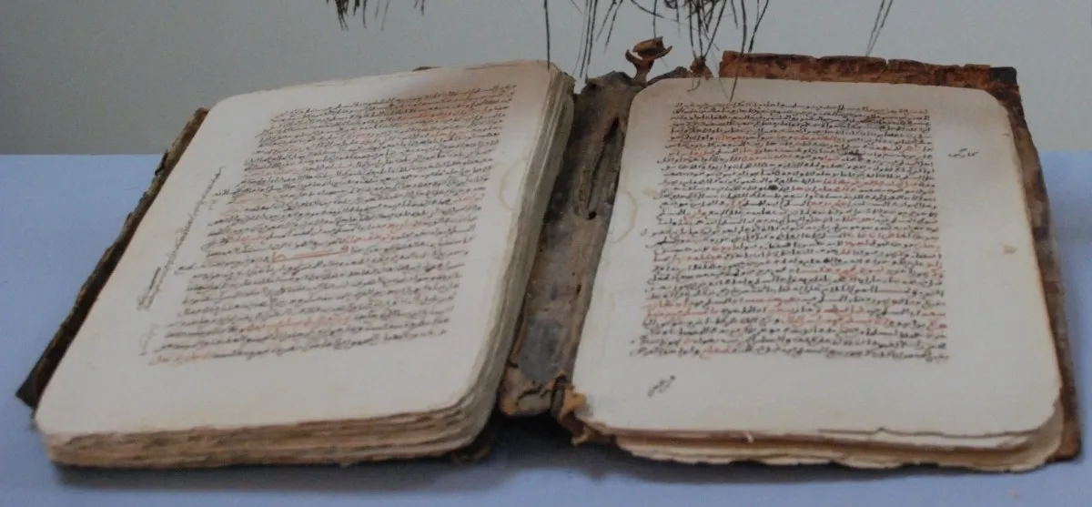 صفحتان من مخطوط عربي قديم بالحبرين الأسود والأحمر